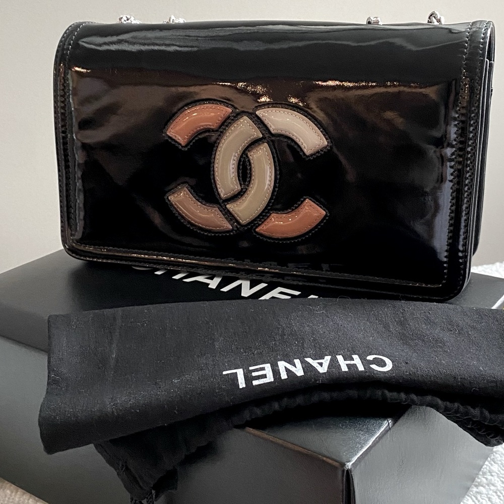 CHANEL Black Patent Leather Crossbody with Beige and Tan CC Patch - Picture 3 of 14